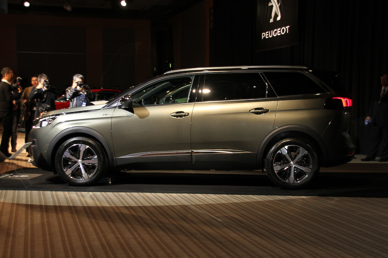 2.0リッターディーゼルエンジン（180PS）を搭載する「5008 GT ブルーHDi」。ボディカラーはアマゾナイト・グレー＆ブラックダイヤモンドルーフ