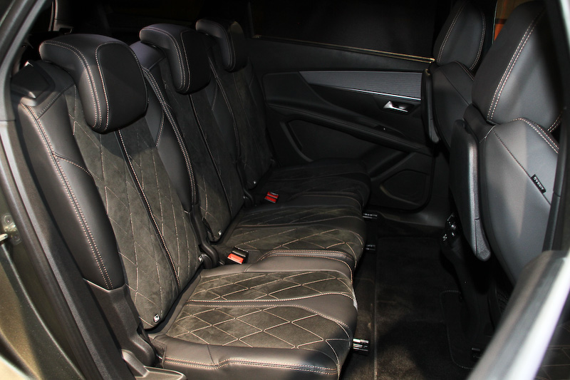 新型3008と同じくインテリアでは12.3インチのデジタルヘッドアップ・インストルメントパネルを採用