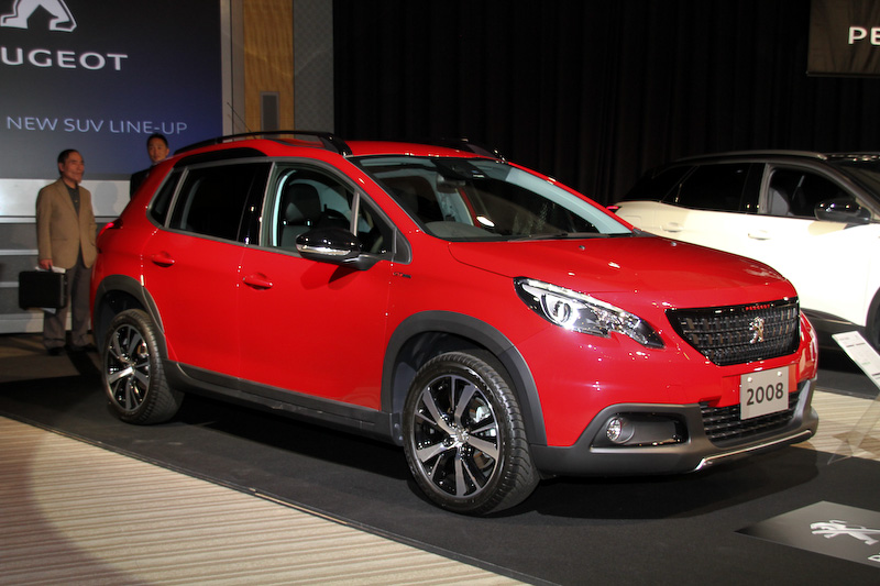 2016年9月にフェイスリフトした「2008 GT Line」（285万円）。ボディサイズは4160×1740×1570mm（全長×全幅×全高）。直列3気筒DOHC 1.2リッターターボエンジンに6速ATを組み合わせ、最高出力は81kW（110PS）/5500rpm、最大トルクは205Nm/1500rpmを発生。JC08モード燃費は17.3km/L