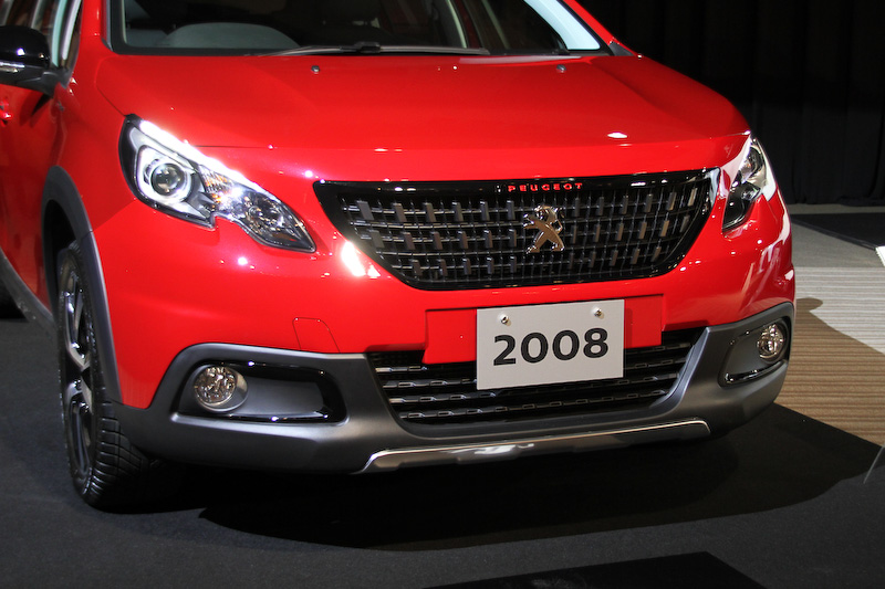 2016年9月にフェイスリフトした「2008 GT Line」（285万円）。ボディサイズは4160×1740×1570mm（全長×全幅×全高）。直列3気筒DOHC 1.2リッターターボエンジンに6速ATを組み合わせ、最高出力は81kW（110PS）/5500rpm、最大トルクは205Nm/1500rpmを発生。JC08モード燃費は17.3km/L