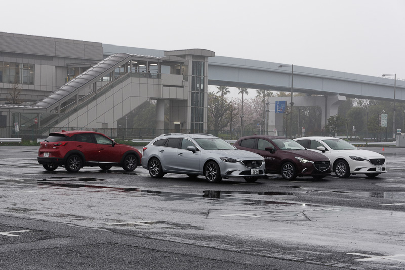 後方をCX-3が通過しようとすると……