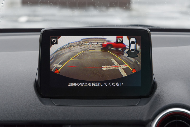 バックギヤに入れた状態のメインディスプレイ左右に警告マークが表示され、音でも危険を知らせてくれる