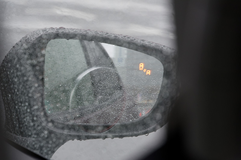 ミラーの鏡面とヘッドアップディスプレイに警告を表示