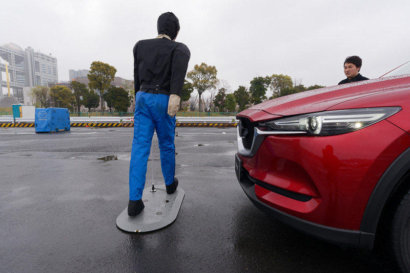 雨天ということもあって制動距離が多少増えたが、50cm手前でしっかり停車した