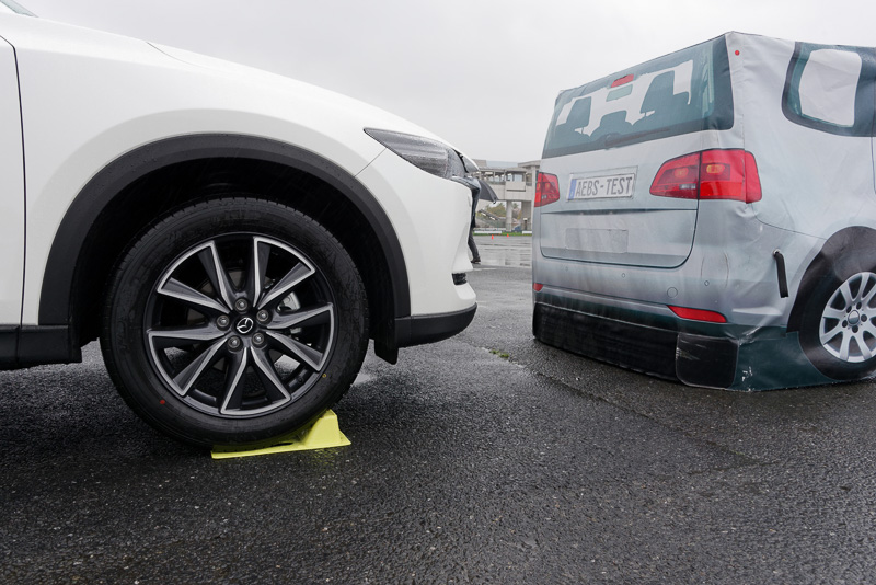 前方に障害物があり、車輪は車止めに引っかかってはいるが、通常ならここで間違えてギヤをDレンジに入れてアクセルを踏み込めば、車止めを容易に乗り越えて障害物にぶつかってしまう