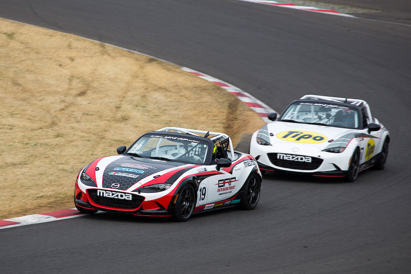 雨が降り出す前にタイムを出すため、予選開始直後から各車アタックに入る。当初は56号車の大井選手がトップだったが、予選後の再車検で車重が規定より軽かったことが分かり、車検不通過。ポールのタイムは抹消された