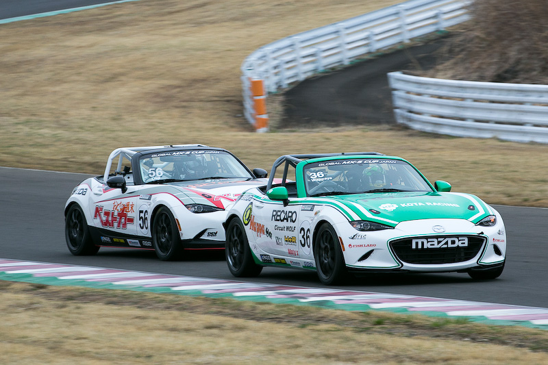 雨が降り出す前にタイムを出すため、予選開始直後から各車アタックに入る。当初は56号車の大井選手がトップだったが、予選後の再車検で車重が規定より軽かったことが分かり、車検不通過。ポールのタイムは抹消された