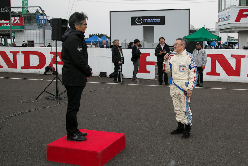 GLOBAL MX-5 CUPの決勝はスタートに先がけて役員挨拶、選手宣誓、国歌斉唱などコース上で開会式が開催された。グリッドは大井選手の降格により1番グリッドが空きの状態で整列となった