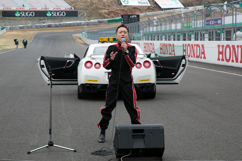 GLOBAL MX-5 CUPの決勝はスタートに先がけて役員挨拶、選手宣誓、国歌斉唱などコース上で開会式が開催された。グリッドは大井選手の降格により1番グリッドが空きの状態で整列となった