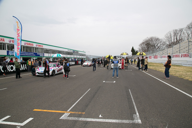 GLOBAL MX-5 CUPの決勝はスタートに先がけて役員挨拶、選手宣誓、国歌斉唱などコース上で開会式が開催された。グリッドは大井選手の降格により1番グリッドが空きの状態で整列となった