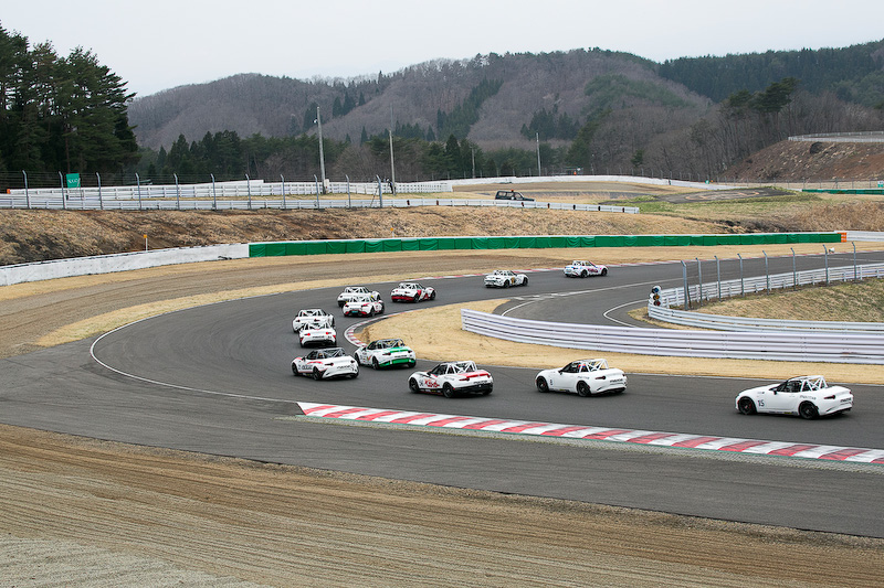 GLOBAL MX-5 CUPはローリングスタート方式。スタート直後の1コーナーはトラブルなくクリア