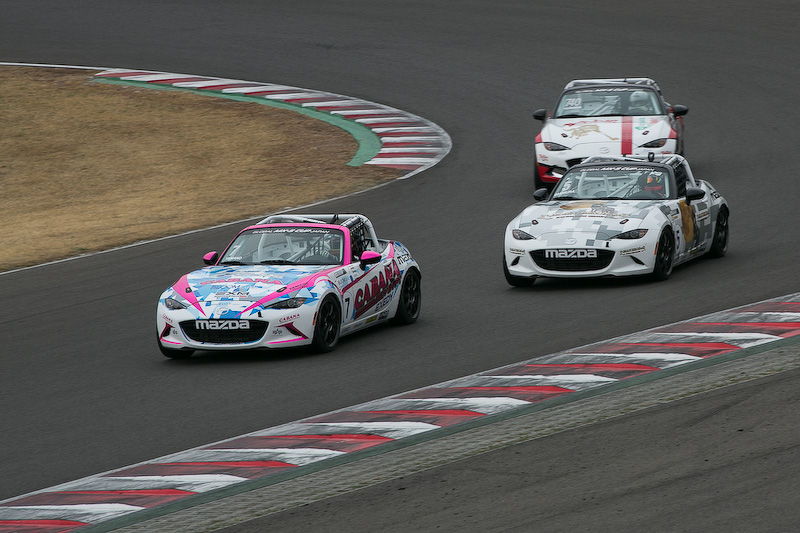 序盤は7号車と5号車のトップ争いになった。そこに740号車が加わって3台でのトップ争いになった