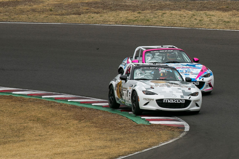 7周目に5号車がトップに立つが、9周目に再び7号車が前に出る。同一仕様車のレースらしく白熱した展開