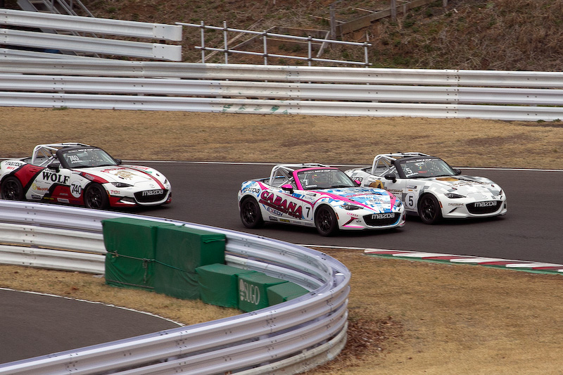 7周目に5号車がトップに立つが、9周目に再び7号車が前に出る。同一仕様車のレースらしく白熱した展開