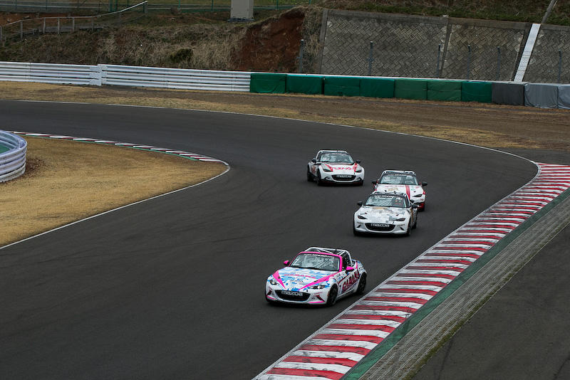 最後尾スタートだった56号車だが、なんと10周目には4位まで順位を上げてきた