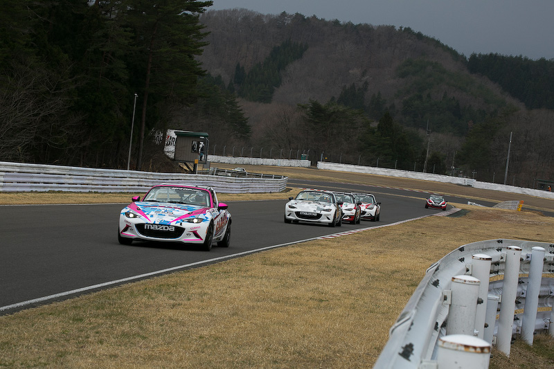 最後尾スタートだった56号車だが、なんと10周目には4位まで順位を上げてきた