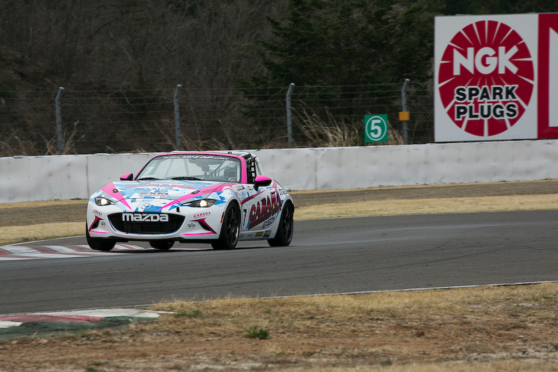 5号車、740号車、56号車が競うすきに7号車がリードを広げる。56号車は740号車をパスして3位に。そして14周目の1コーナーで2位に順位をアップ