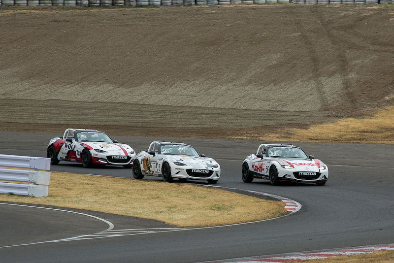 5号車、740号車、56号車が競うすきに7号車がリードを広げる。56号車は740号車をパスして3位に。そして14周目の1コーナーで2位に順位をアップ