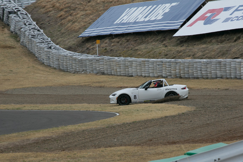 スタートから約20分経過時にEMBLEMクラスの33号車がドライバー交代。この頃は雨が降り出していてコースはウェットになっている。GLOBAL MX-5 CUPカーはスリックタイヤを履いているので、ウェットになったことでペースダウンやスピンなど起こってきた