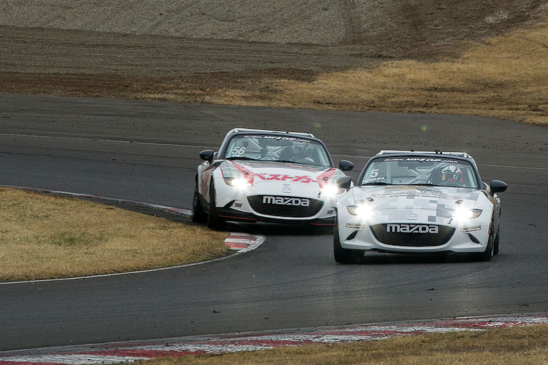 ついにトップに追いついた56号車。果敢に攻めるが7号車の山野選手もウェット路面を巧に走り抜いてチャンスを与えない。7号車 vs 56号車の争いは15周目に56号車が2位に上がってから最終ラップの27周まで続く、レース後半の見どころになった。26周目のストレートでは車間が大きく開いて通過