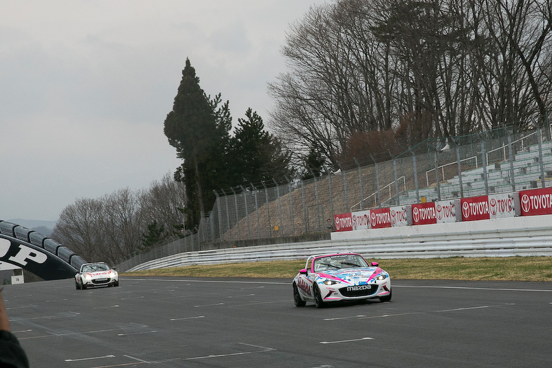 ついにトップに追いついた56号車。果敢に攻めるが7号車の山野選手もウェット路面を巧に走り抜いてチャンスを与えない。7号車 vs 56号車の争いは15周目に56号車が2位に上がってから最終ラップの27周まで続く、レース後半の見どころになった。26周目のストレートでは車間が大きく開いて通過