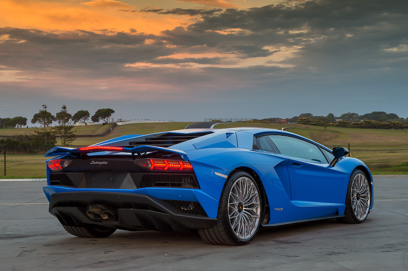 2016年12月に発表された最新の「アヴェンタドール S」にオーストラリアのフィリップアイランドサーキットで試乗する機会を得た。ボディサイズは4797×2030×1136mm（全長×全幅×全高。全幅はミラー部のぞく）、ホイールベースは2700mm。日本での販売価格は4490万4433円となっている