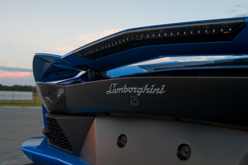 新しいエクステリアデザインが与えられたアヴェンタドール Sではフロントスプリッターの長さを延長し、空気の流れを変えることによって空力効率、エンジン＆ラジエーター冷却面を向上。リアではブラックのディフューザーに垂直フィンを設定したほか、可動式のアクティブリアウイングは車速などに応じて3つの位置のいずれかに設定される。これらにより、現行のアヴェンタドールと比べてフロントのダウンフォースが130％増加、ウイングが最適な位置にある状態ではダウンフォースの全体効率が50％増加したという