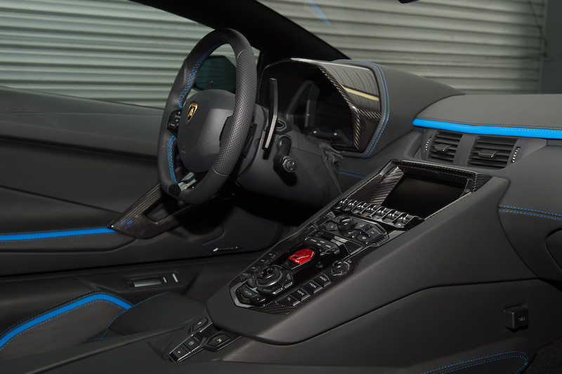 アヴェンタドール Sでは、ドライビングモードに既存の「ストラーダ」「スポルト」「コルサ」に加え「エゴ」を追加。トラクション、ステアリング、サスペンションの挙動をドライバーの好みによってカスタマイズできる