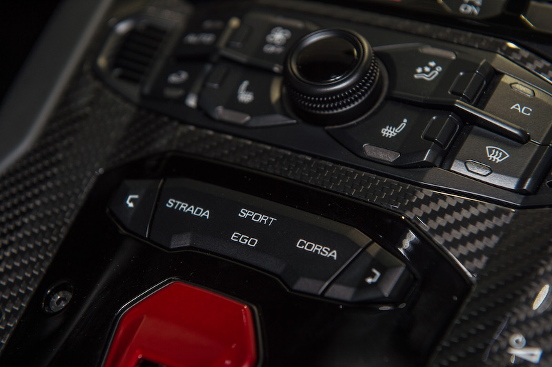 アヴェンタドール Sでは、ドライビングモードに既存の「ストラーダ」「スポルト」「コルサ」に加え「エゴ」を追加。トラクション、ステアリング、サスペンションの挙動をドライバーの好みによってカスタマイズできる