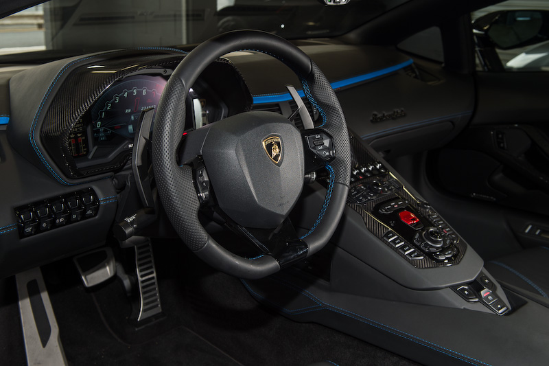 アヴェンタドール Sでは、ドライビングモードに既存の「ストラーダ」「スポルト」「コルサ」に加え「エゴ」を追加。トラクション、ステアリング、サスペンションの挙動をドライバーの好みによってカスタマイズできる