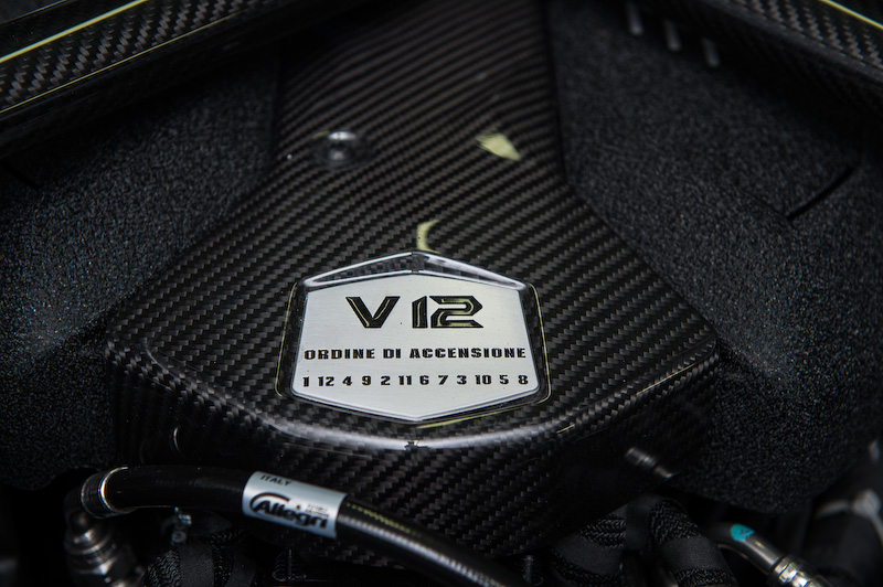 パワートレーンは最高出力544kW（740HP）/8400rpm、最大トルク690Nm/5500rpmを発生する自然吸気のV型12気筒6.5リッターエンジンにシーケンシャルトランスミッションの7速ISRを組み合わせ、駆動方式はフルタイム4WD。最高速は350km/h以上、0-100km/h加速は2.9秒とアナウンスされている