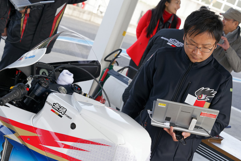 テスト走行前の整備が進む2号車、ガイ・マーチン選手のマシン