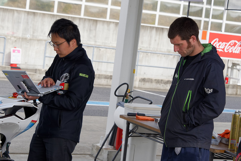 これから初ライドすることになるマシンを見つめるマーチン選手
