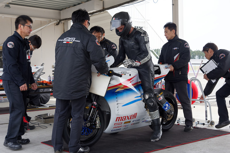 神電 六に乗車するマーチン選手