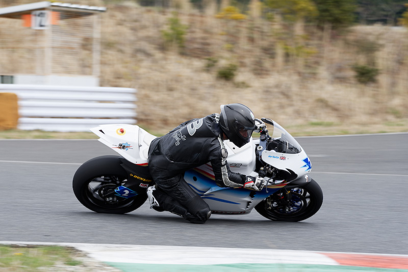 最初はかなり慎重に、確かめるように走っていたマーチン選手。セッションを重ねるに従って徐々にペースを上げ、タイムを縮めた