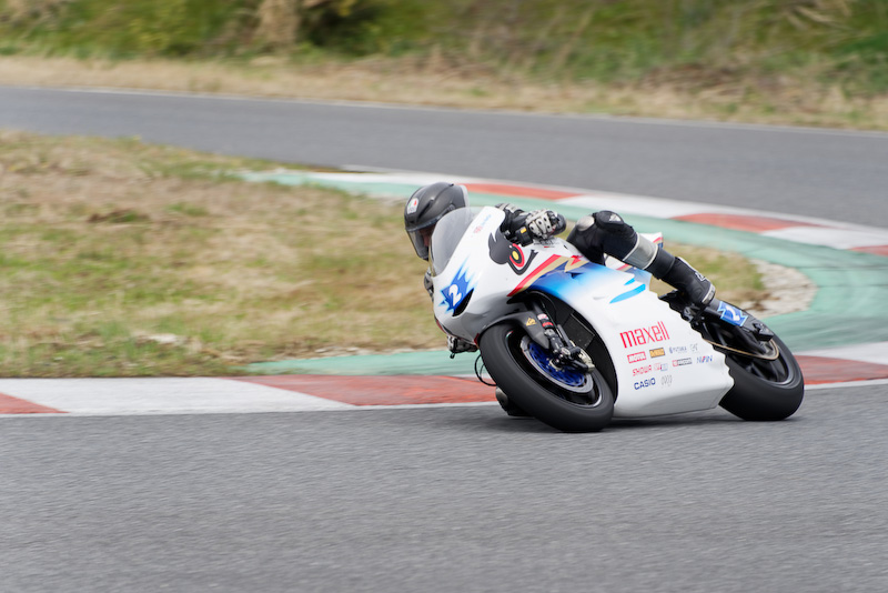 最初はかなり慎重に、確かめるように走っていたマーチン選手。セッションを重ねるに従って徐々にペースを上げ、タイムを縮めた