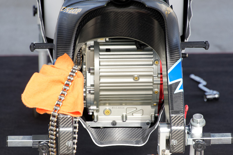 神電 六の心臓部である油冷式三相ブラシレスモーター。最高出力120kW（163.2PS）、最大トルク210Nm（21.4kgm）を発生