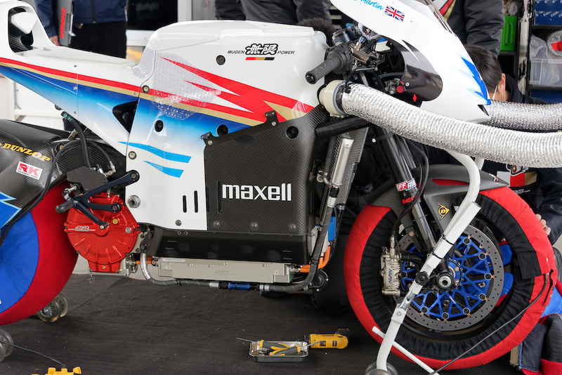 カーボンモノコックフレームに格納された日立マクセル製ラミネート形リチウムイオンバッテリー