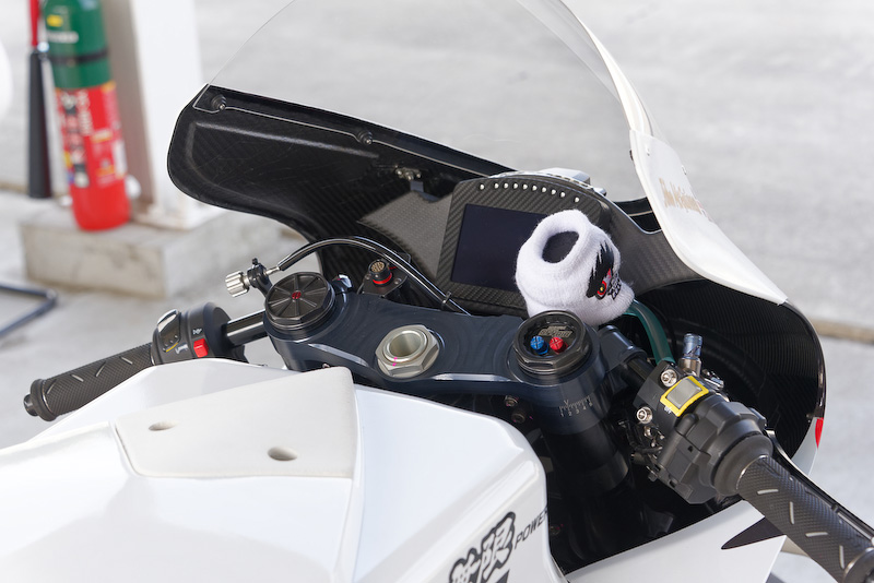 右フォークに窒素ガスを封入。左フォークにはダンパーとオイルのみが入っている