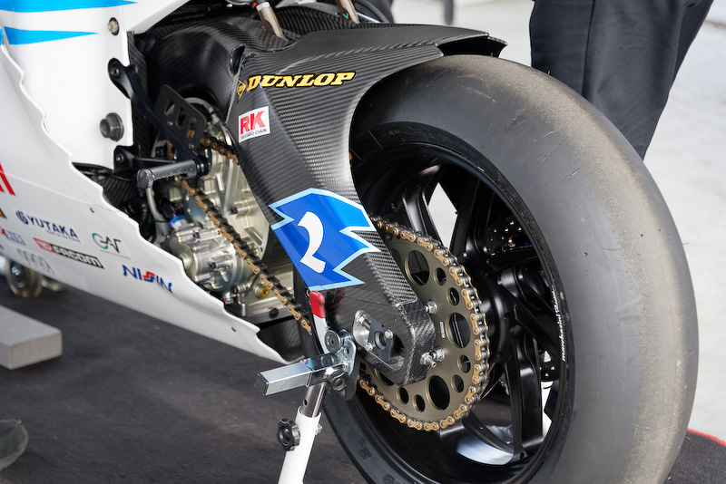 カーボン製スイングアームにクロスリンクロッカー方式で取り付けられたリアショック「BFRC-lite」