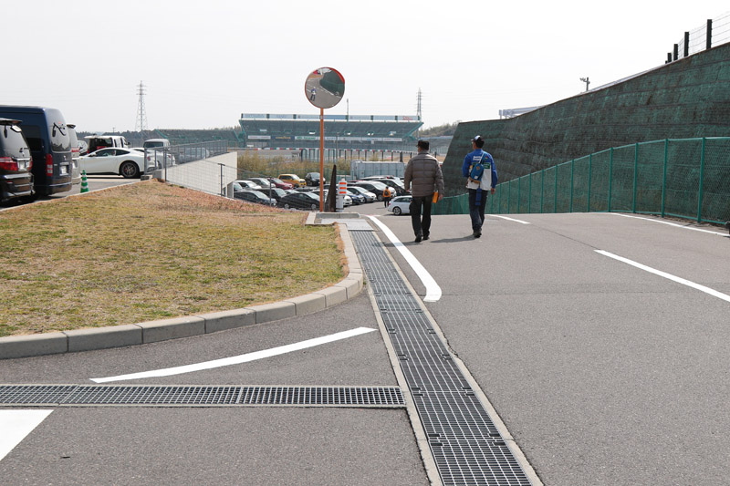 センターハウスからBパドック方面に進む。遠くに見えるのが2コーナーのB席スタンド