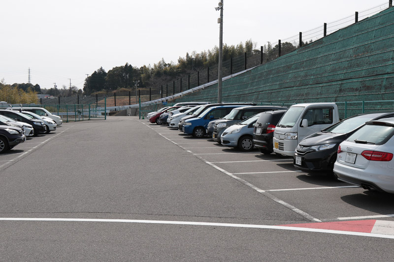 Bパドックを抜けてコース脇に。右側の土手の先がコースとなる