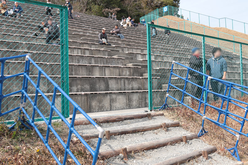 金網を一部取り除いて階段を設置。トンネル出口からすぐにD席（D5）スタンドに入ることができる