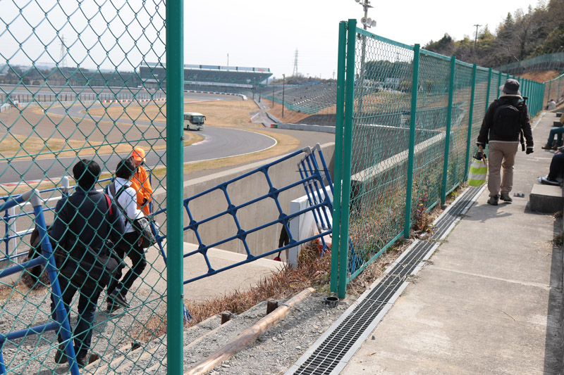 スタンド側からトンネル出入口を見る