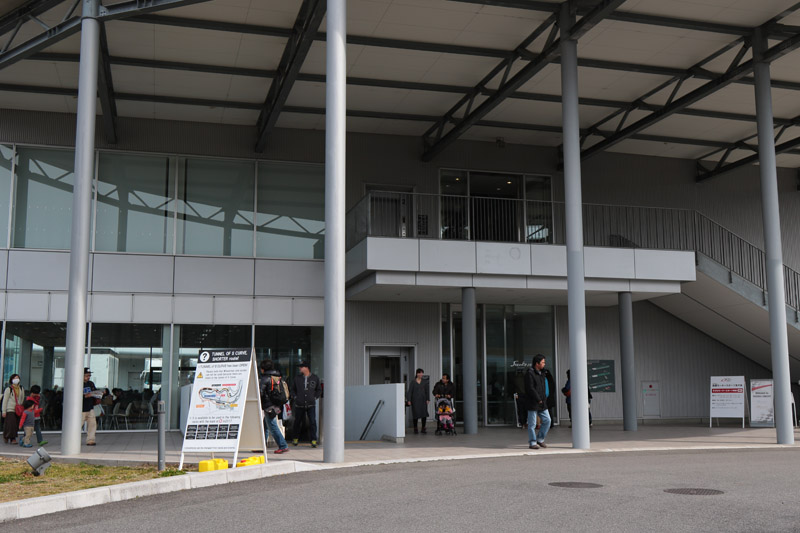 スタート地点はパドックのセンターハウスのエスカレーター出口