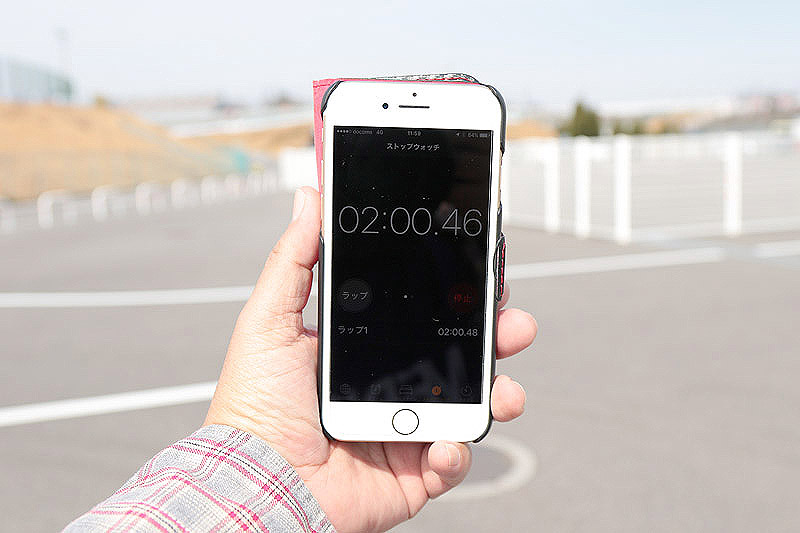 Aパドックを抜け、ヘリポートが見えたところで2分経過