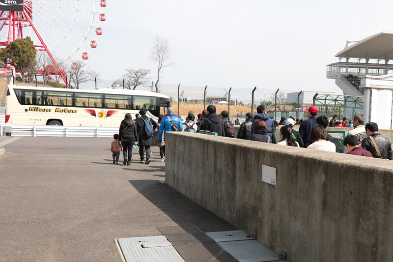 ピットウォークに参加する人がトンネルからスロープを上って入場。この人波を逆行するのは辛い