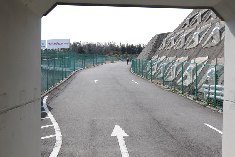 トンネルを出ると登り坂。このあたりでこの記事を提案したことを少し後悔し始める