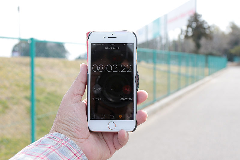 逆バンクのスタンド裏にさしかかったところで8分経過。右側に逆バンクオアシスが位置する