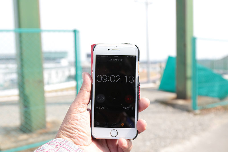 逆バンクのスタンド中央付近で9分経過